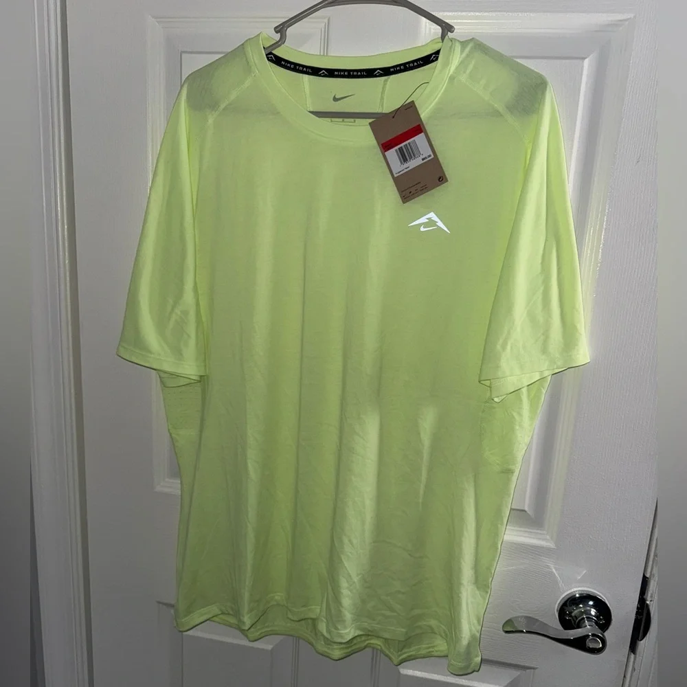 NWT Nike Men's Dri-FIT ADV Solar Chase Short Sleeve Color Barely Volt - size L - Picture 1 of 6